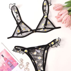 Black-lingerie-set-with-daisies
